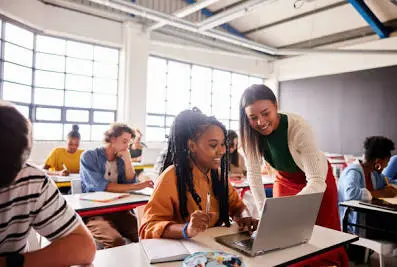 https://ednext.studytours.it/media/1004287/ragazze-ridono-computer-greenbay-stati-uniti.webp
