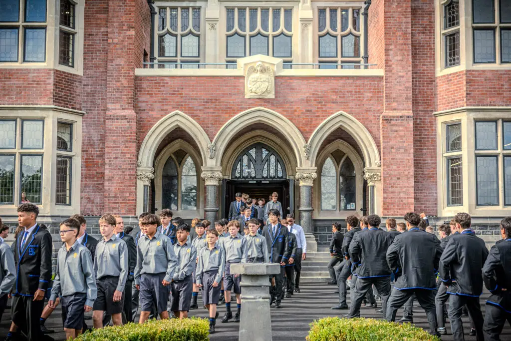 https://ednext.studytours.it/media/1004777/ragazzi-escono-scuola-Christchurch-nuova-zelanda.webp