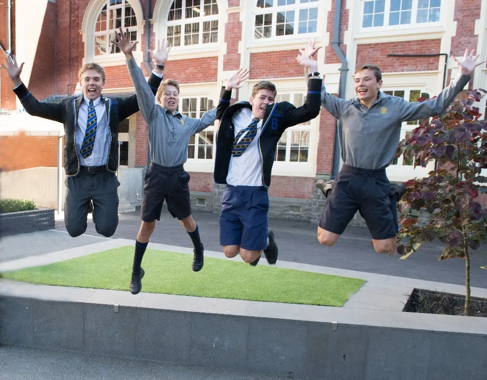 https://ednext.studytours.it/media/1004778/ragazzi-saltano-sorridendo-Christchurch-nuova-zelanda.webp