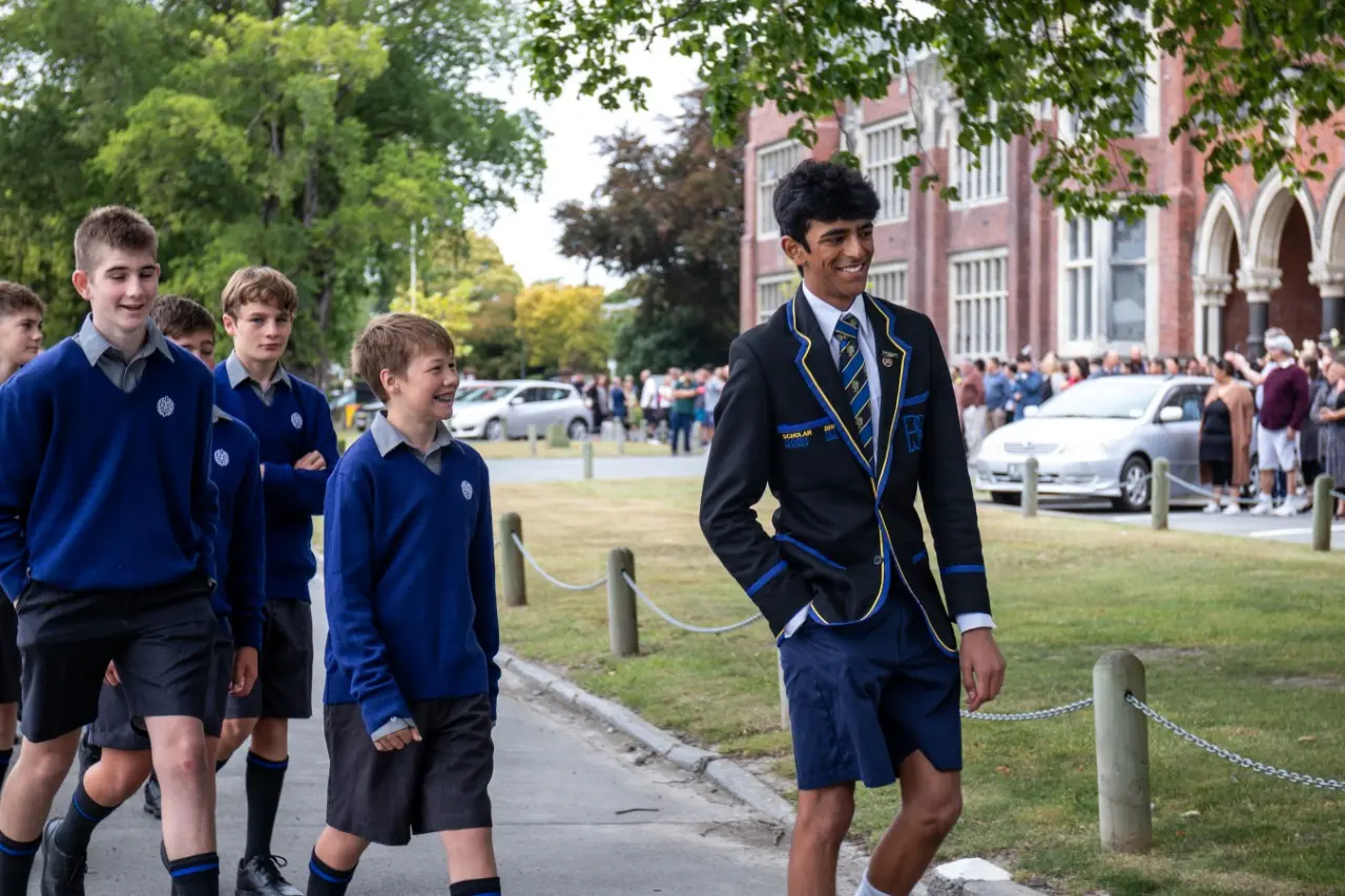 https://ednext.studytours.it/media/1004779/ragazzi-camminano-passeggiata-Christchurch-nuova-zelanda.webp