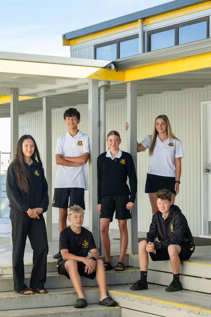 https://ednext.studytours.it/media/1004791/ragazzi-uniforme-fotografia-whakatane-nuova-zelanda.webp