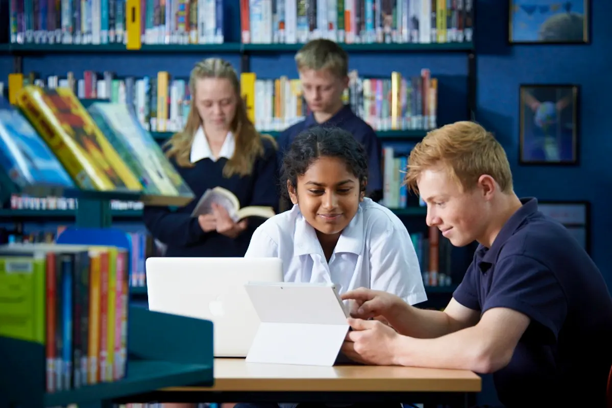 https://ednext.studytours.it/media/1004805/ragazzi-studiano-classe-cambridge-nuova-zelanda.webp
