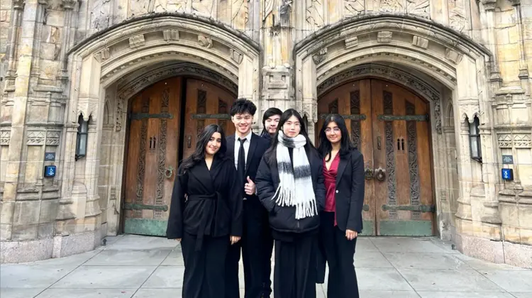 https://ednext.studytours.it/media/1004817/ragazzi-posano-uniforme-abbotsford-canada.webp