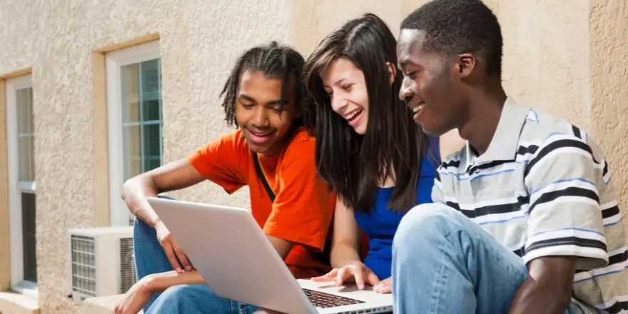 https://ednext.studytours.it/media/1004819/ragazzi-guardano-computer-abbotsford-canada.webp