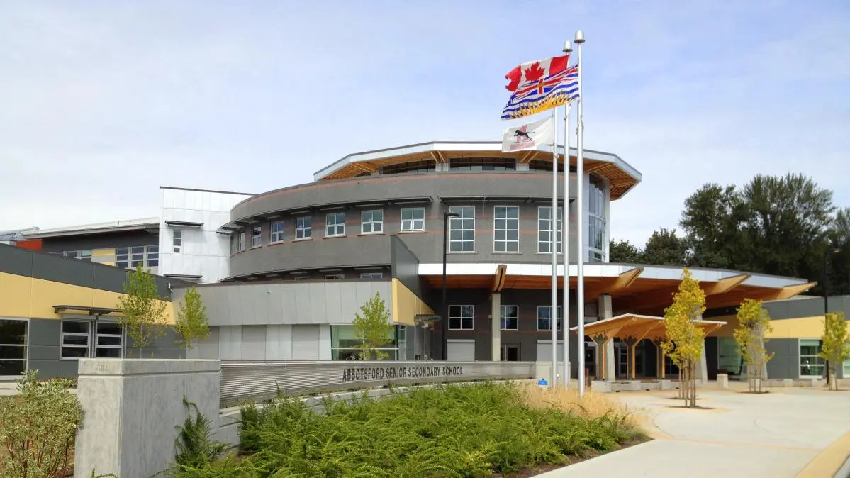 https://ednext.studytours.it/media/1004820/struttura-esterna-bandiera-abbotsford-canada.webp