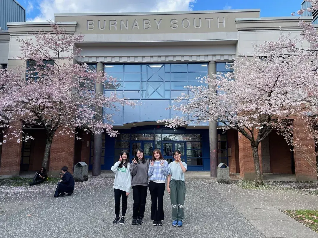 https://ednext.studytours.it/media/1009247/studentesse-davanti-scuola-alberi-burnaby-canada.webp