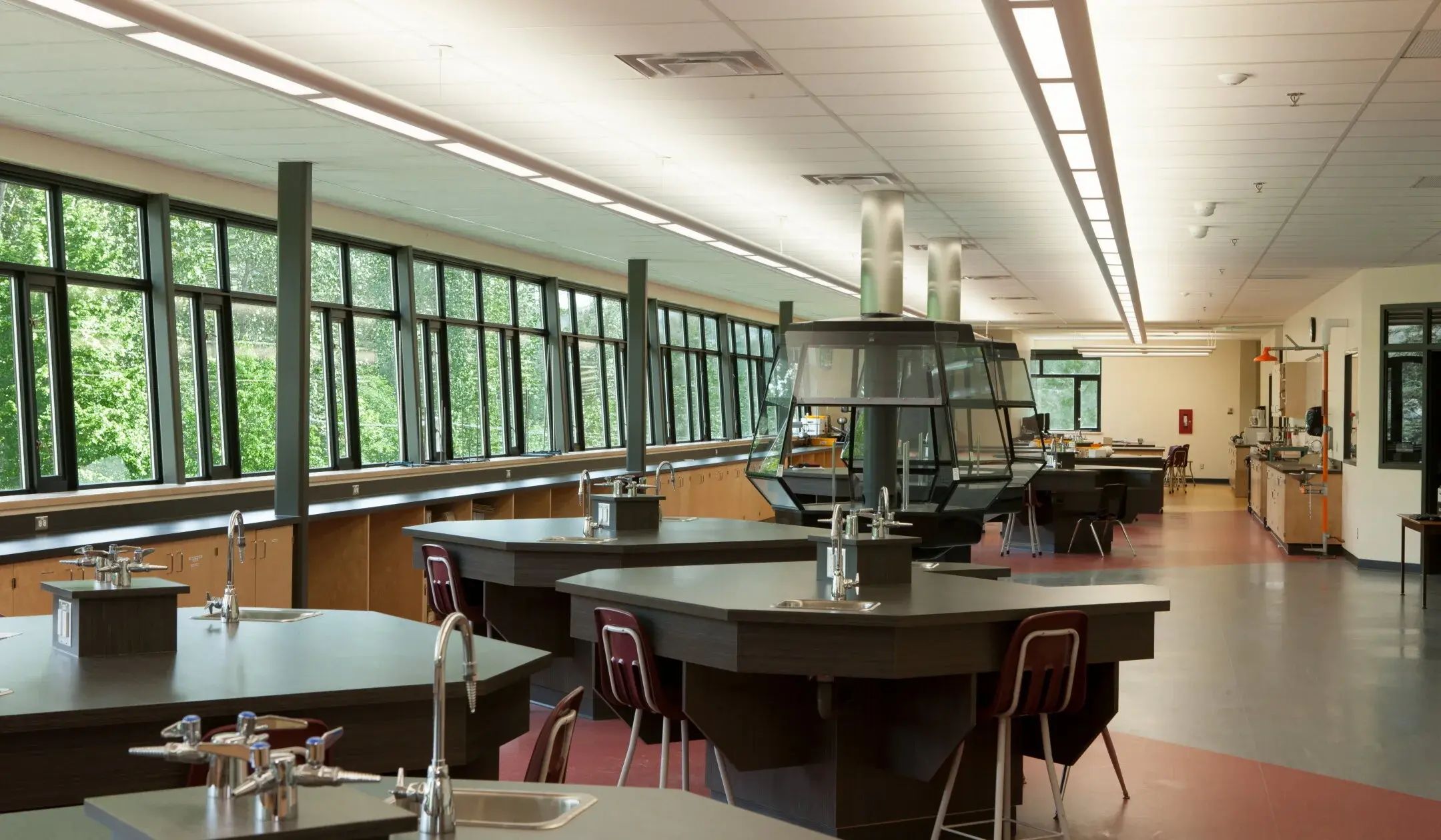 https://ednext.studytours.it/media/1009250/caffetteria-tavoli-sedie-burnaby-canada.webp