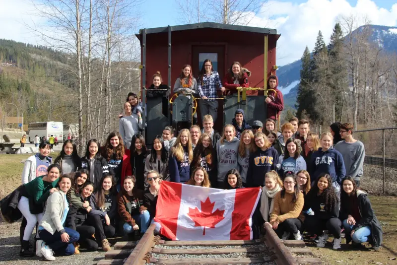https://ednext.studytours.it/media/1009286/foto-gruppo-studenti-bandiera-canada-Saanich-canada.webp