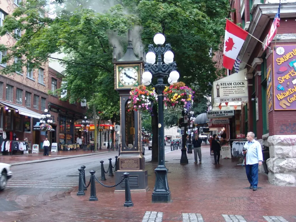 https://ednext.studytours.it/media/1009289/quartiere-canedese-bandiera-Saanich-canada.webp