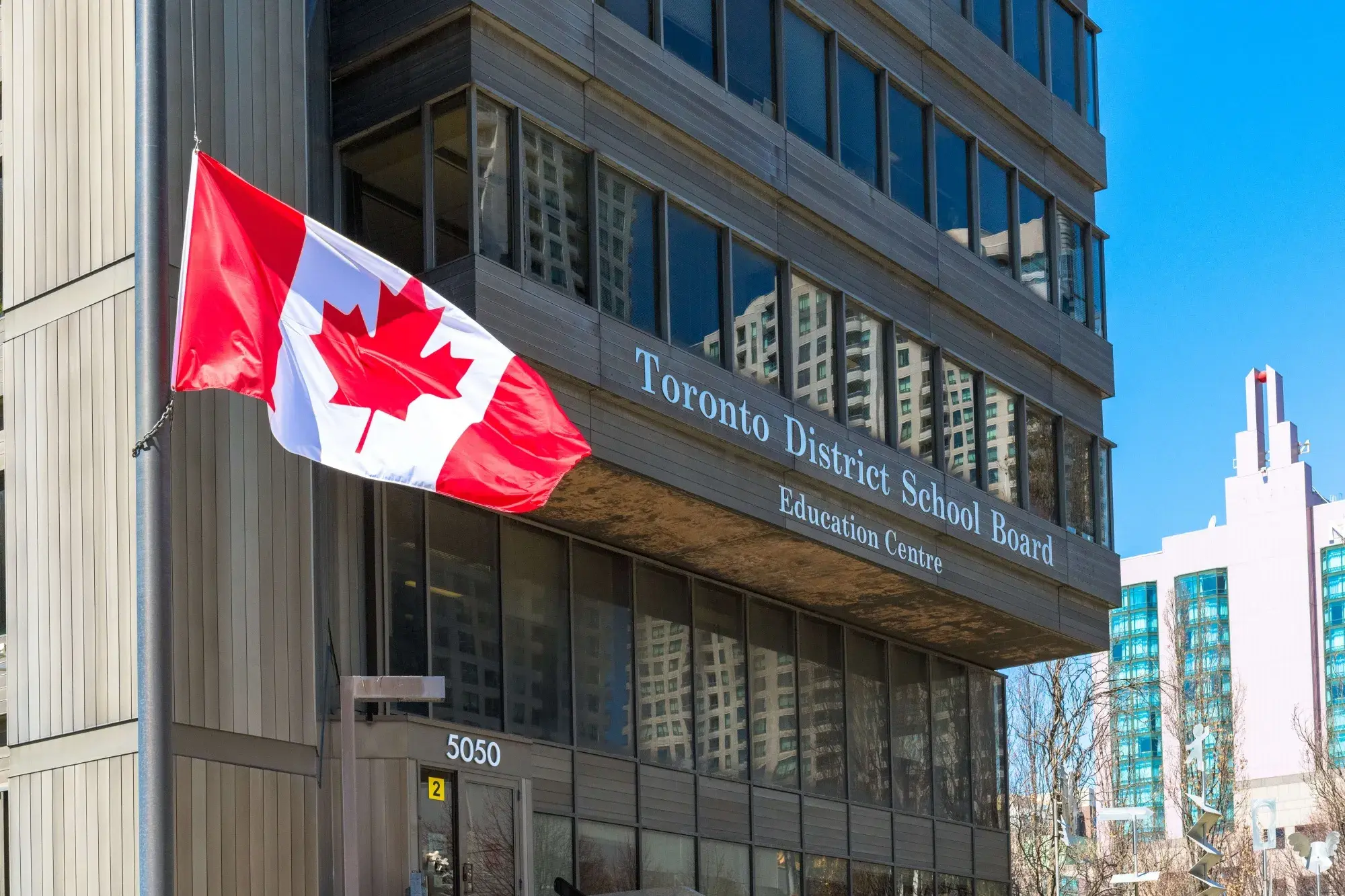 https://ednext.studytours.it/media/1009298/bandiera-canada.webp