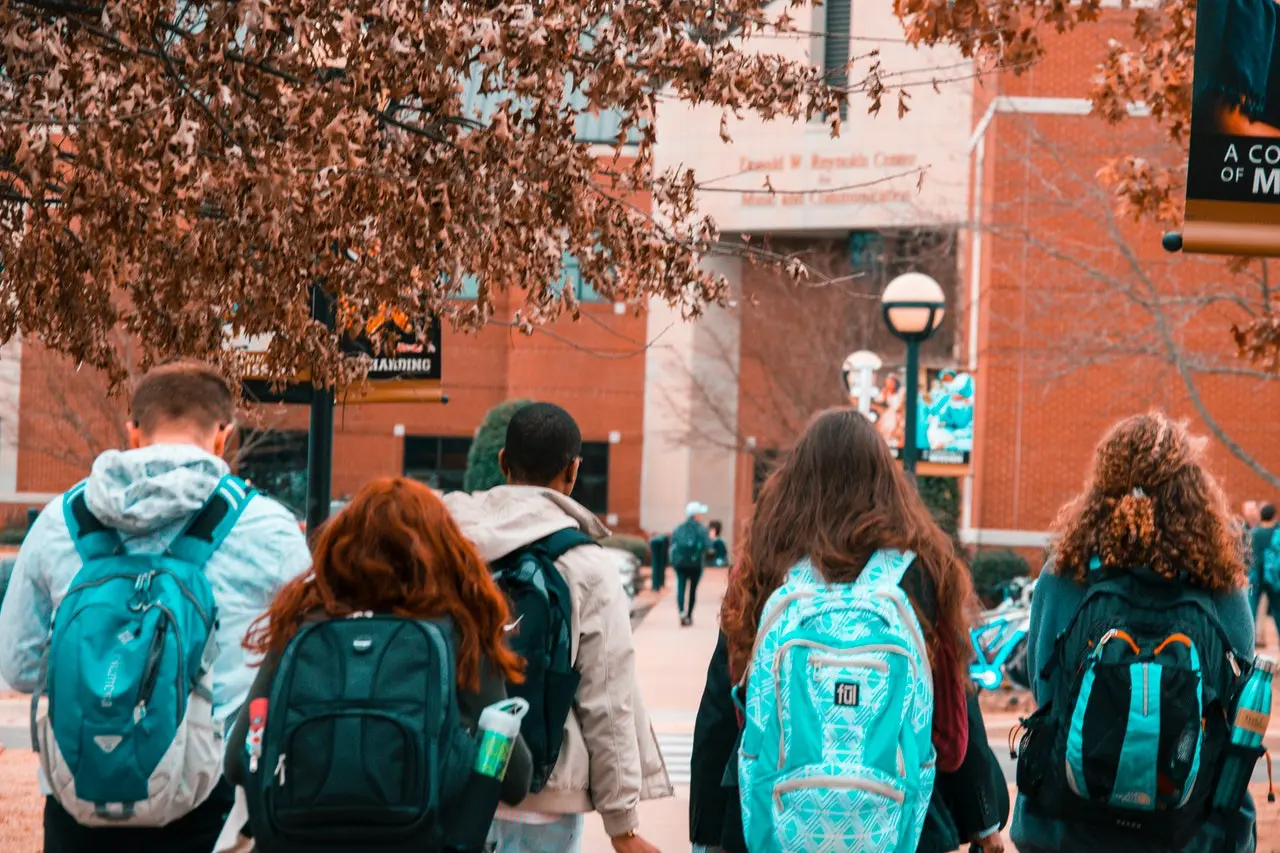 https://ednext.studytours.it/media/1009310/people-wearing-backpacks-1454360.webp