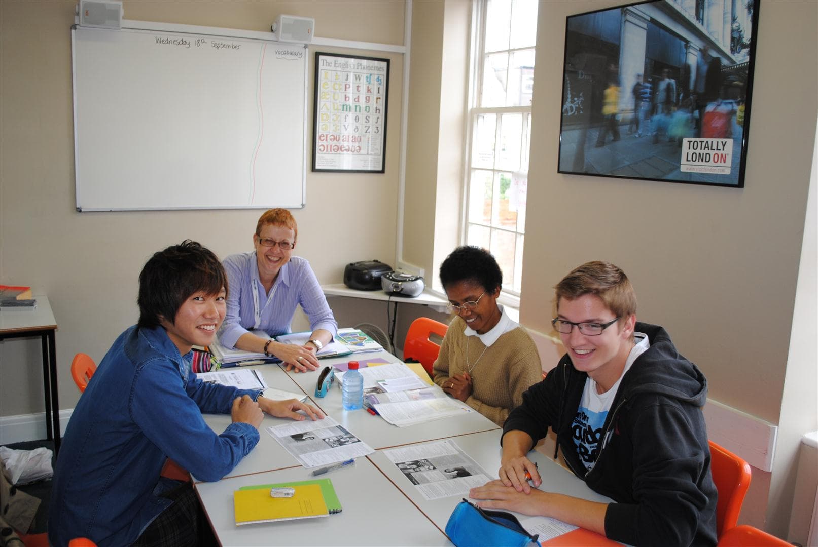 https://ednext.studytours.it/media/203746/CES-Wimbledon---Clasroom-3-min.jpg