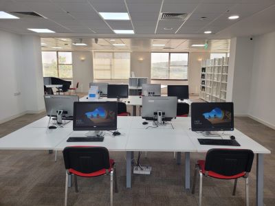https://ednext.studytours.it/media/226518/computers-min-scaled.jpg