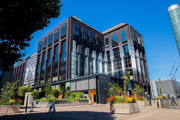 https://ednext.studytours.it/media/226523/London-Canary-Wharf-English-Path-03.jpg