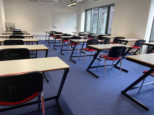 https://ednext.studytours.it/media/226528/Classroom-scaled.jpg