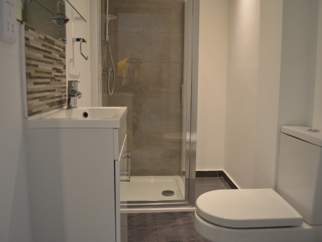https://ednext.studytours.it/media/228810/abbey_lodge_shower_room-(1).jpg