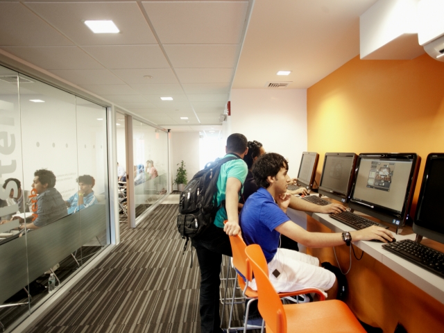 https://ednext.studytours.it/media/228890/EC-Boston-Computer-Area-(2).jpg