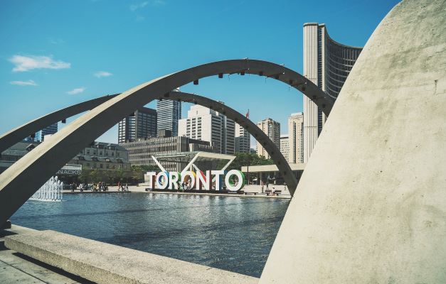 https://ednext.studytours.it/media/228916/toronto-city-hall-g9ab0c8b43_1920.jpg