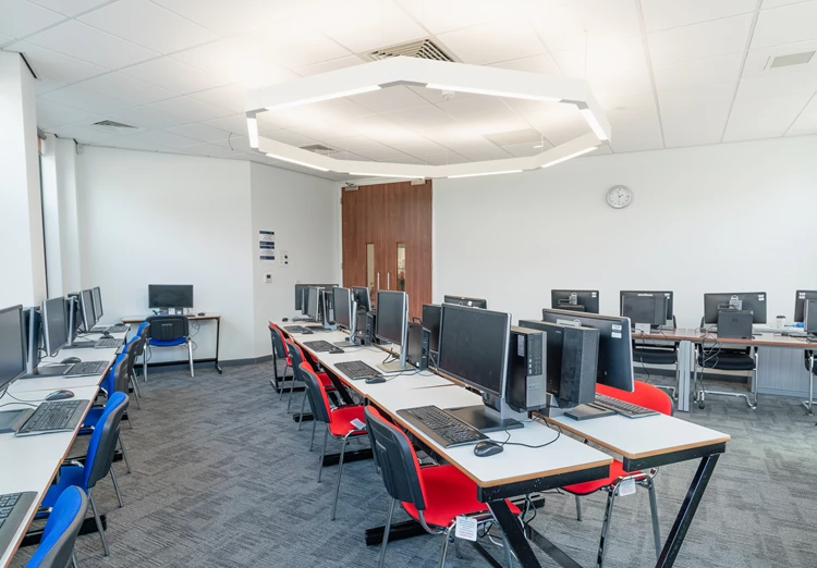 https://ednext.studytours.it/media/228928/leeeds-indoors-24-1.webp