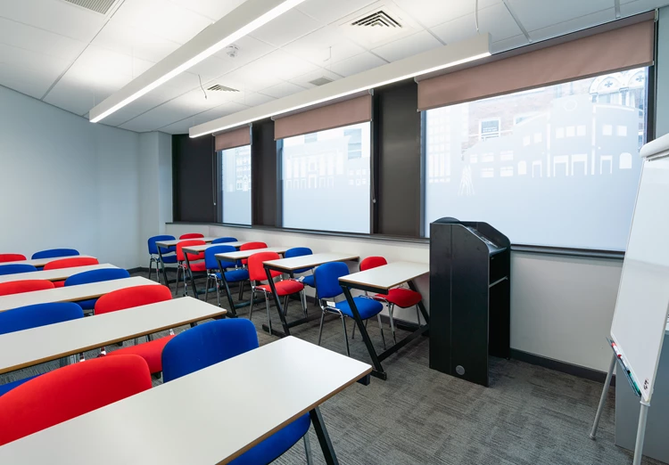 https://ednext.studytours.it/media/228931/leeeds-indoors-30.webp