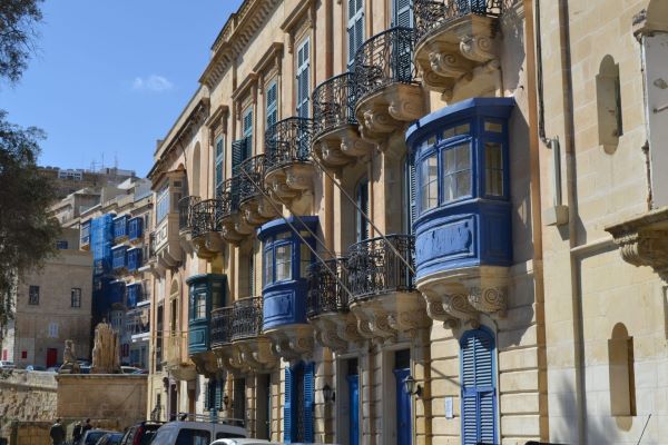 https://ednext.studytours.it/media/231187/Typical-Maltese-Balconies-1-scaled.jpg