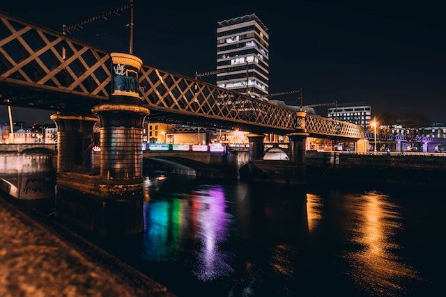https://ednext.studytours.it/media/242570/pexels-mark-dalton-842970-1.jpg