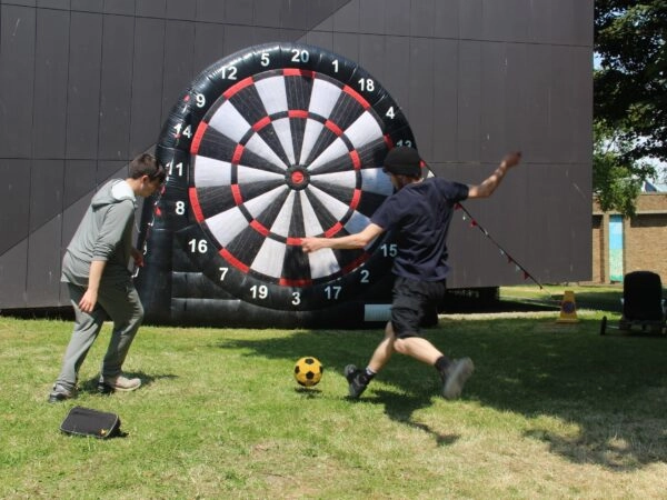 https://ednext.studytours.it/media/261434/soapbox_24_darts-600x450.webp