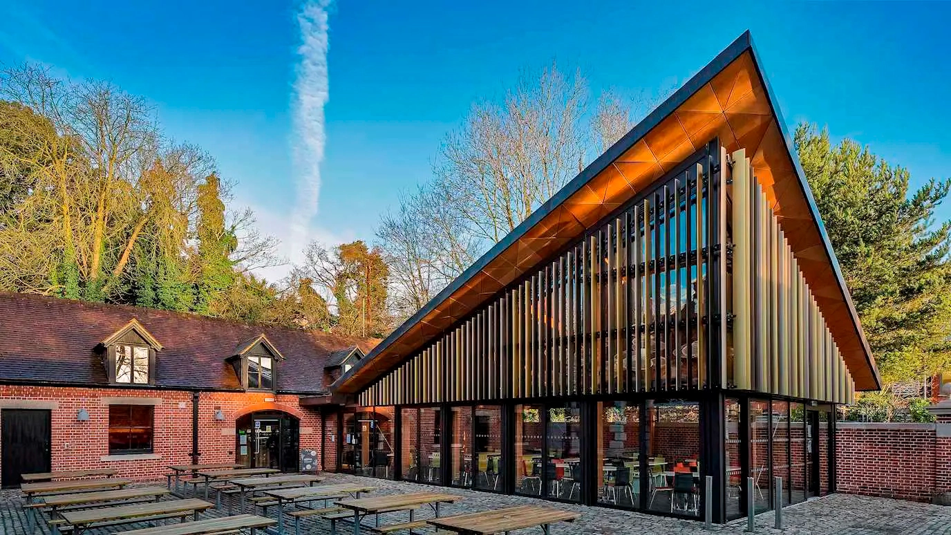 https://ednext.studytours.it/media/261452/Royal-holloway-university-(1).webp