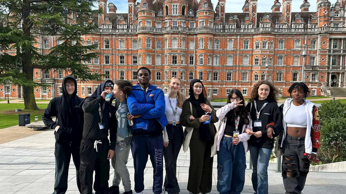 https://ednext.studytours.it/media/261454/Royal-holloway-university-(4).webp