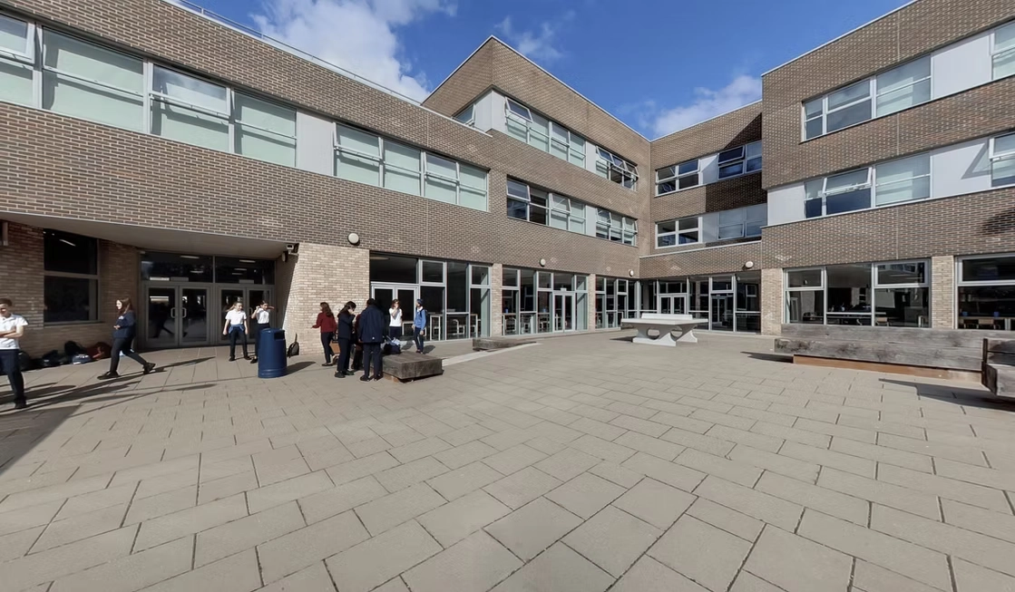 https://ednext.studytours.it/media/261471/Wembley-college-(2).webp