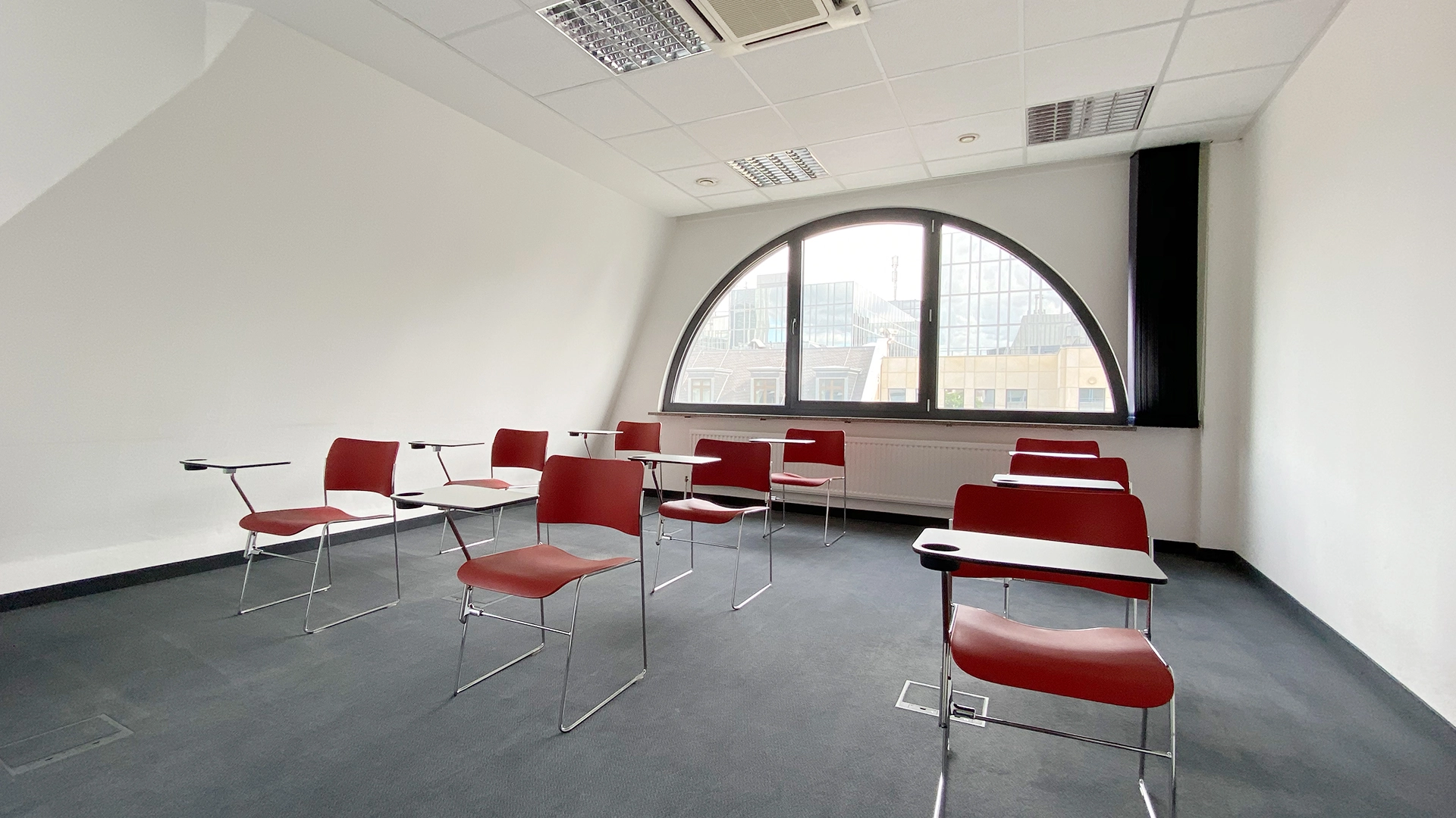 https://ednext.studytours.it/media/272452/Scuola-Francoforte-aula.webp