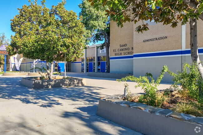https://ednext.studytours.it/media/334040/el-camino-real-charter-high-school-woodland-hills-ca-2.jpg