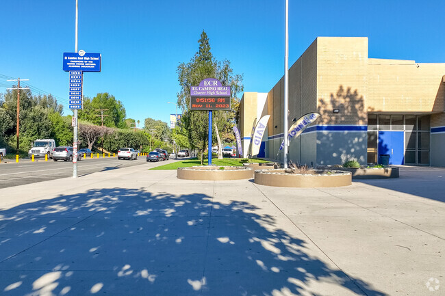 https://ednext.studytours.it/media/334041/el-camino-real-charter-high-school-woodland-hills-ca-3.jpg