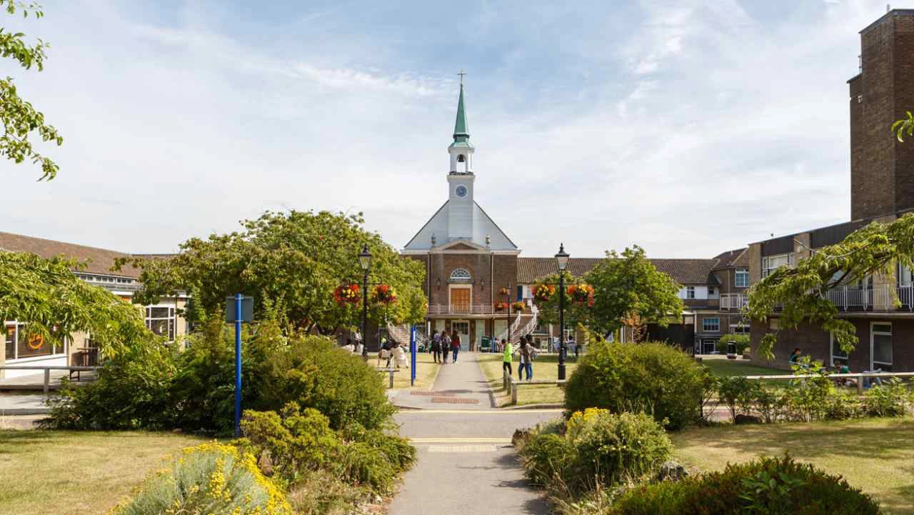 https://ednext.studytours.it/media/349115/_public_foto_hartcourt_hill_campus_oxford2_1668096077_1669203390_1692721138-jpg_35_1280_1280.webp