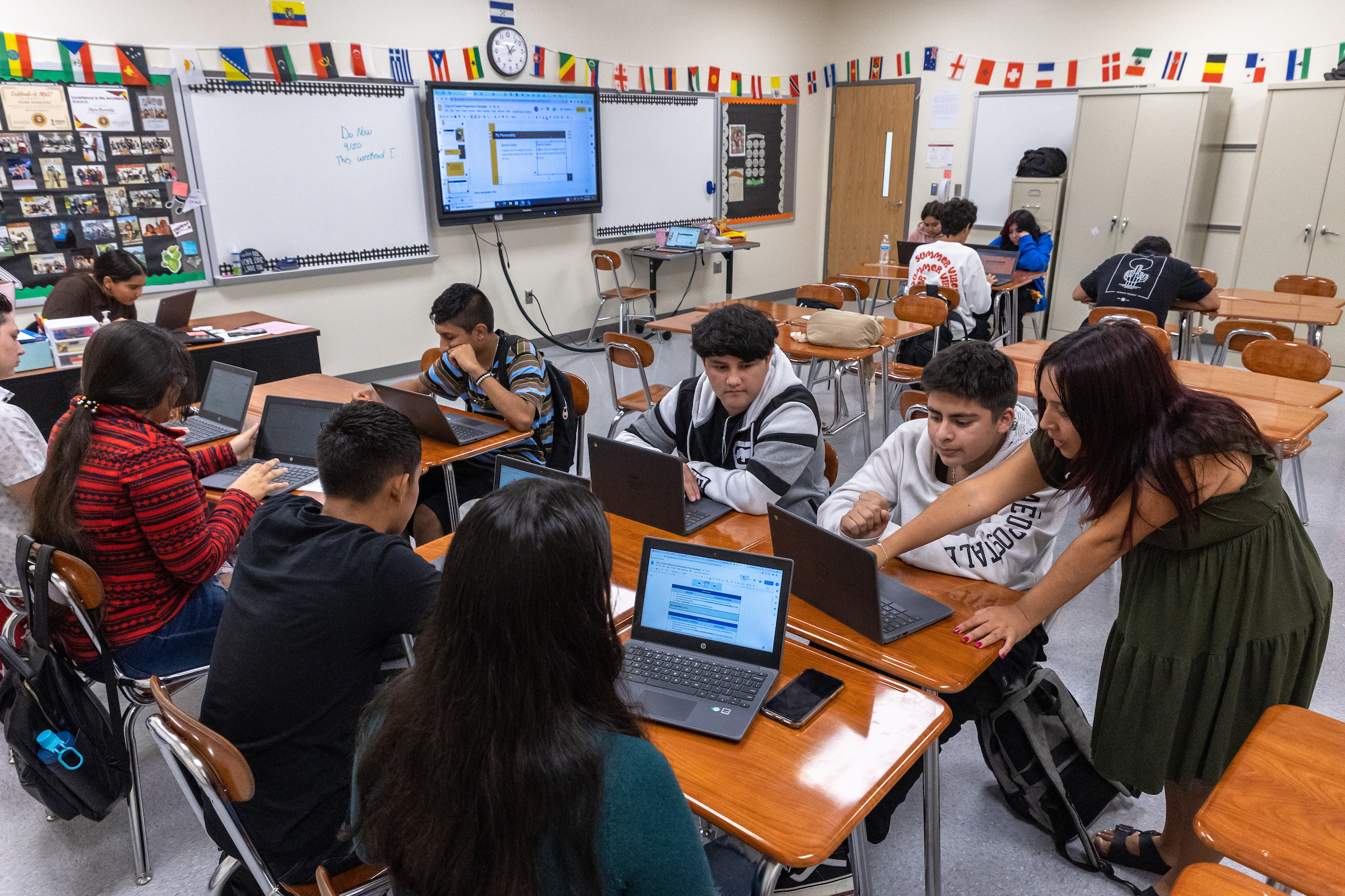 https://ednext.studytours.it/media/373536/CMS-West-Charlotte-High-Classrooms-13.jpg
