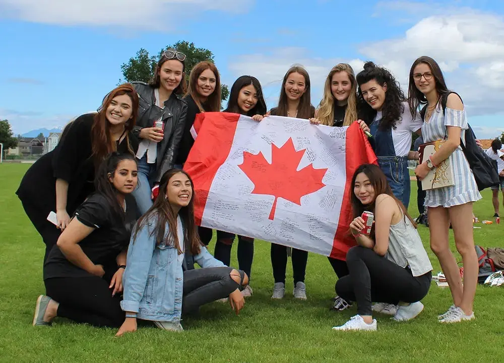 https://ednext.studytours.it/media/383378/1711640336-photo-gallery-hs-canada-bc-delta-students-with-flag.webp