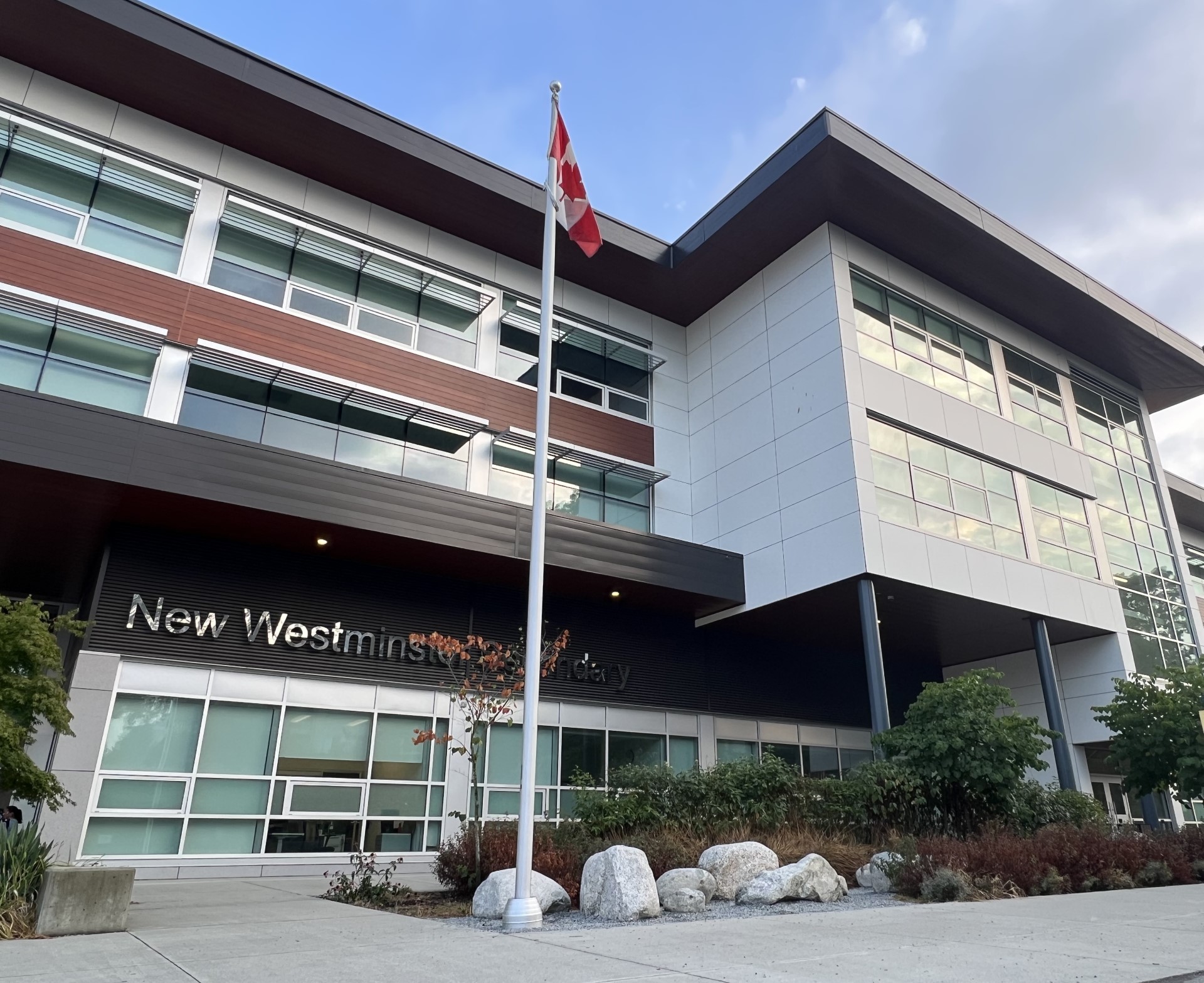 https://ednext.studytours.it/media/383384/NWSS-front-door.jpg