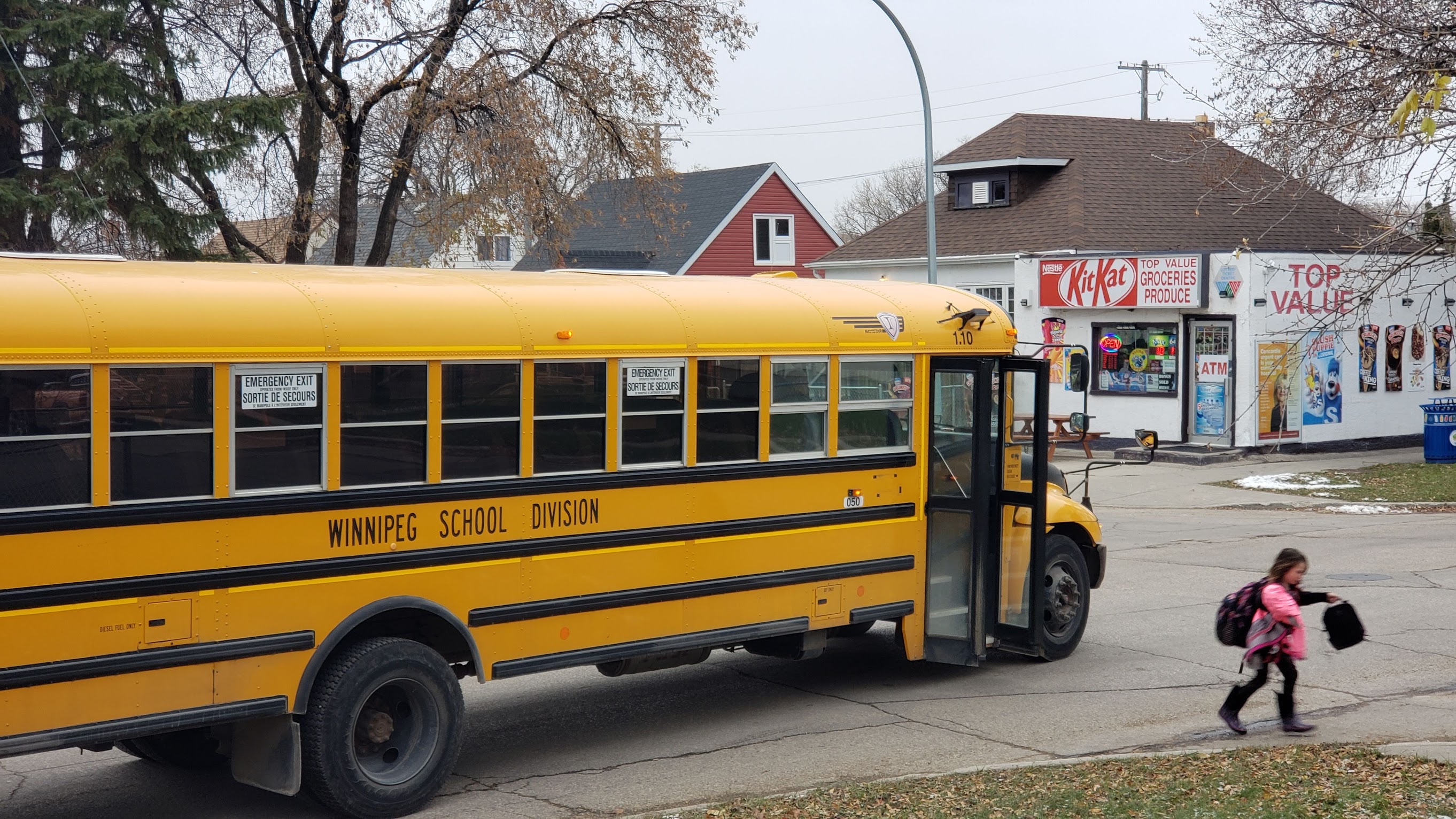 https://ednext.studytours.it/media/388326/winnipeg-school-division-bus.jpg