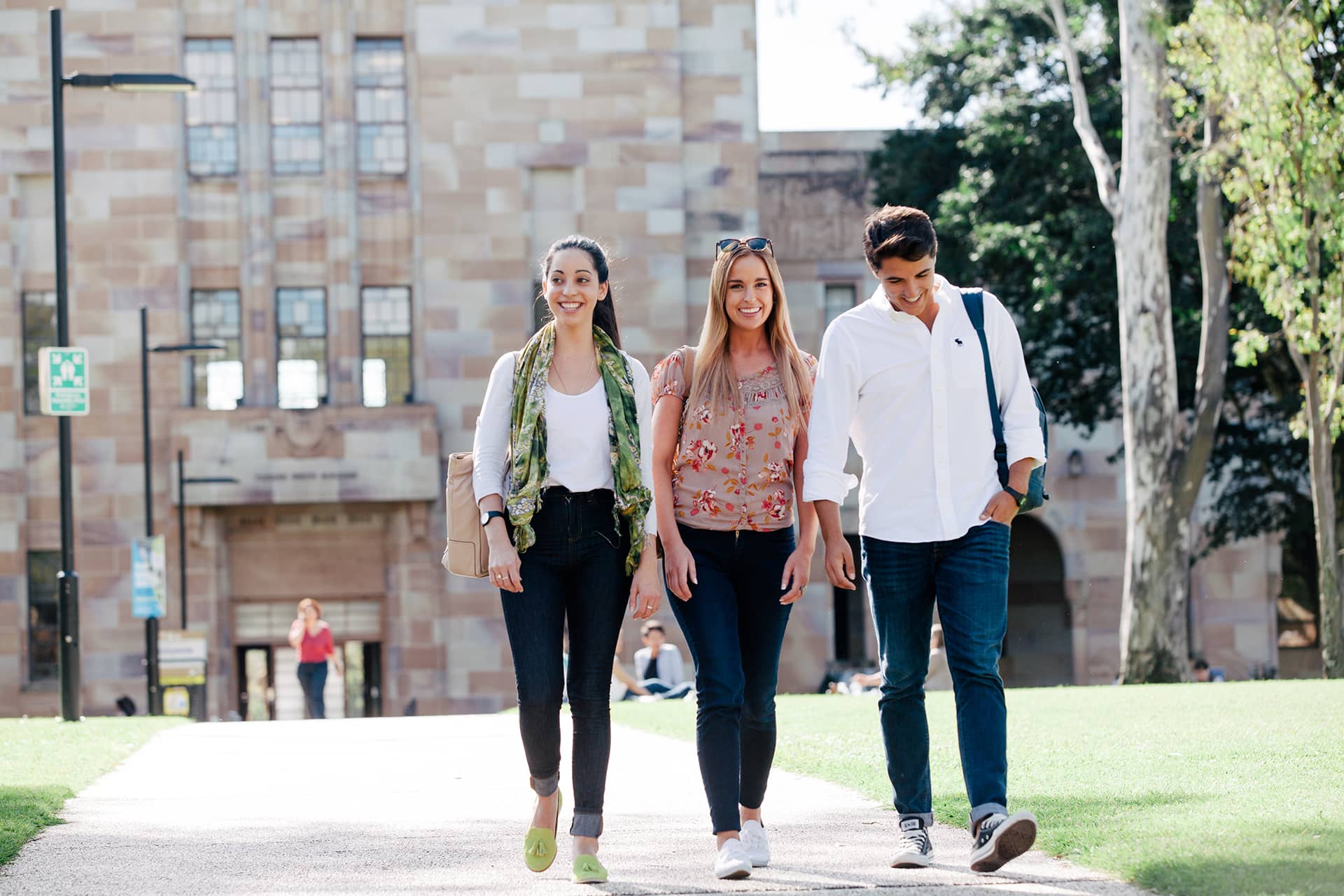 https://ednext.studytours.it/media/398674/student-review-bg_university_university-of-queensland.jpg