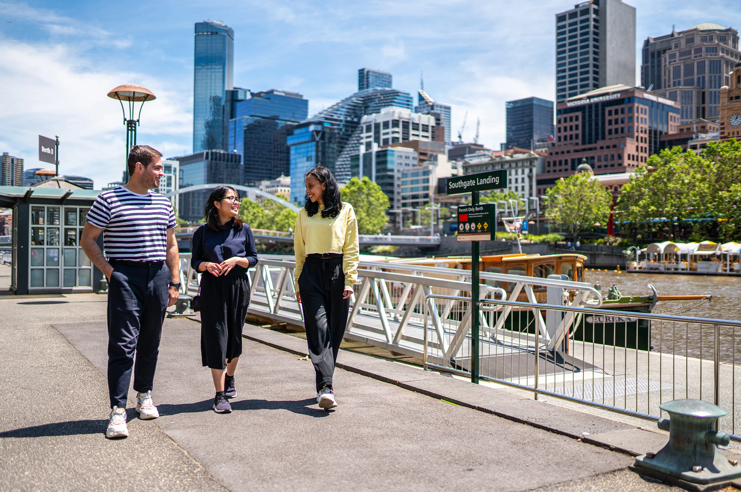 https://ednext.studytours.it/media/398679/Three-students-walking-through-Melbourne-city.webp