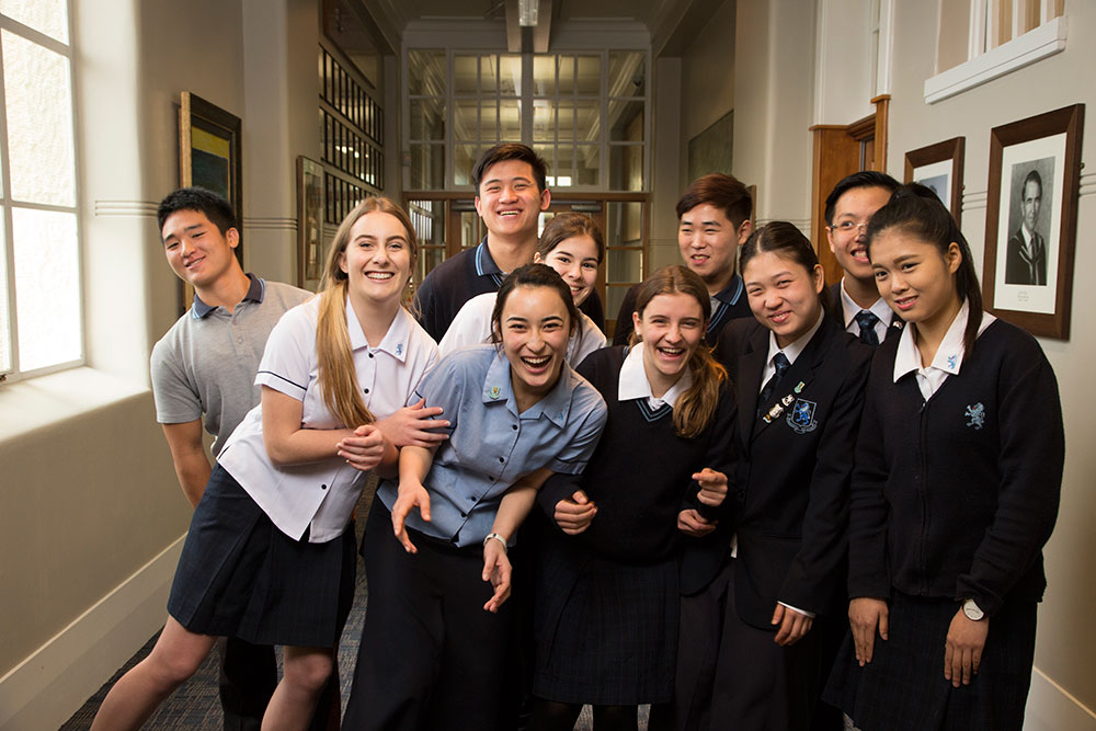 https://ednext.studytours.it/media/398725/hallway-laughing.jpg