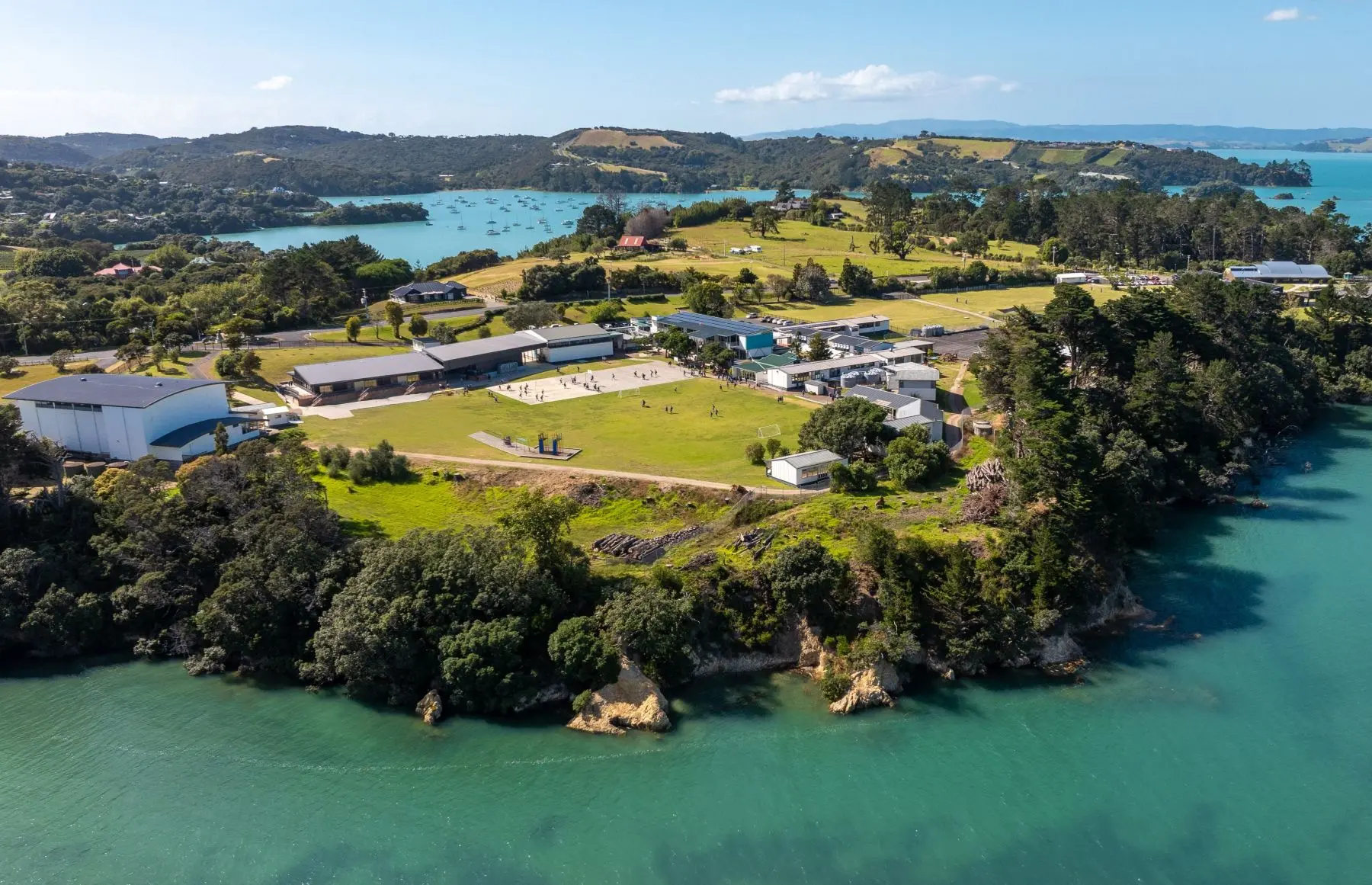 https://ednext.studytours.it/media/398729/Waiheke-High-School-Aerial-view-edited-cropped.webp