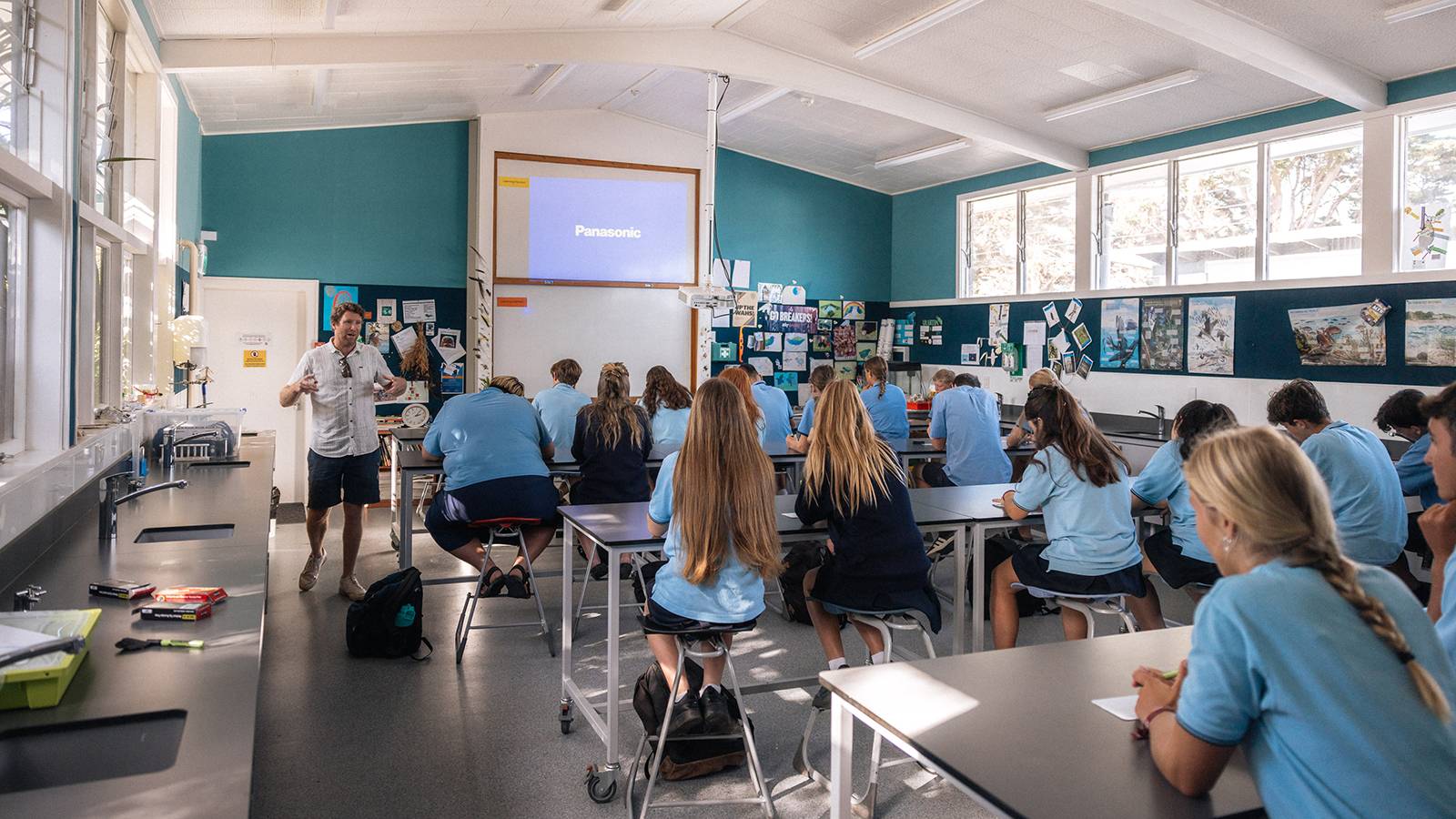 https://ednext.studytours.it/media/398731/Waiheke-High-School-Ground-classroom-and-teacher.jpg