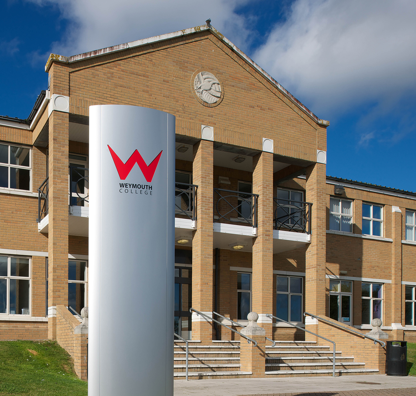 https://ednext.studytours.it/media/398755/Weymouth-College-Main-entrance-smaller.jpg
