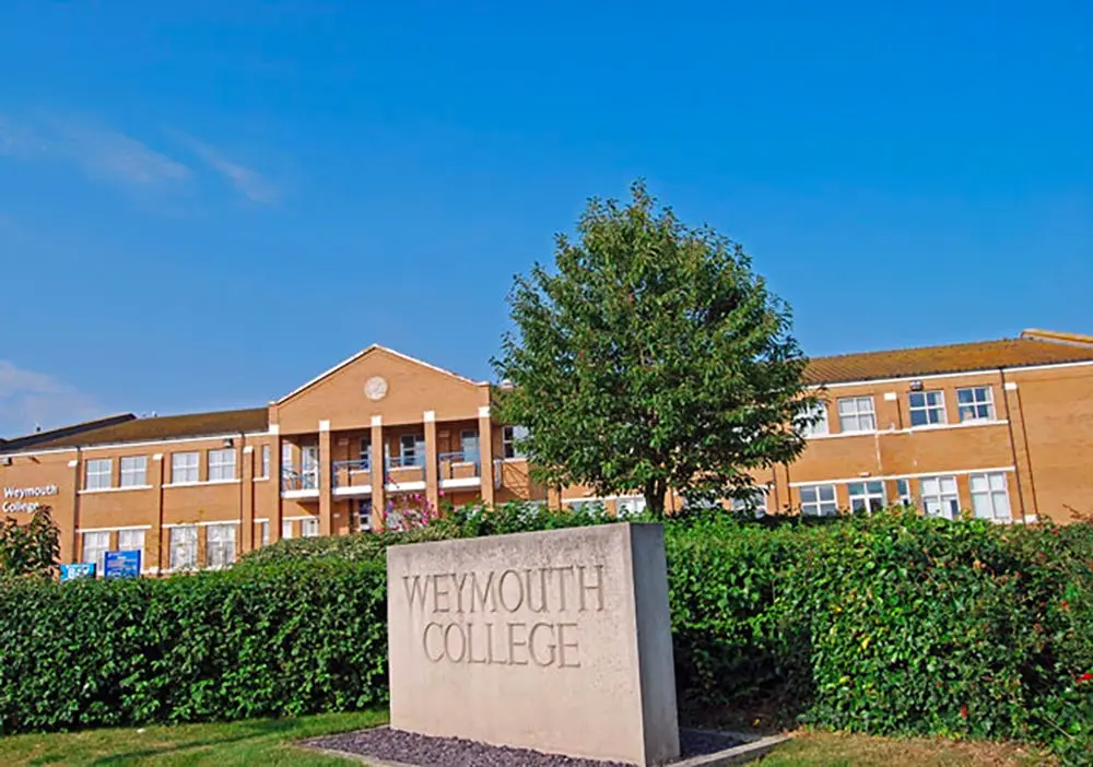 https://ednext.studytours.it/media/398756/1718184331-photo-facilities-hs-uk-weymouth-college-school-gallery-external.webp