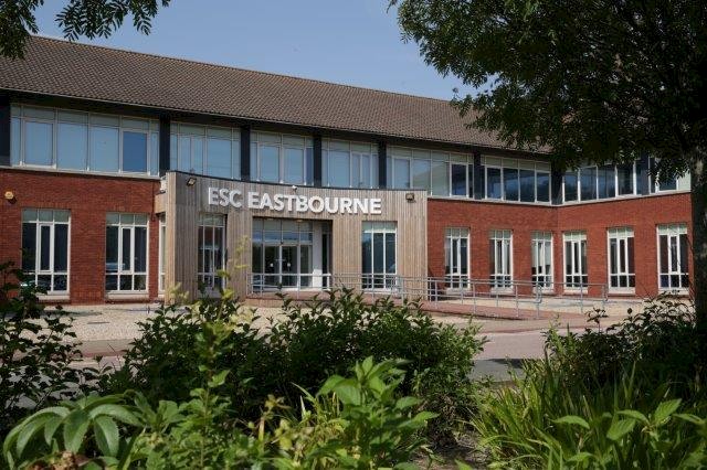 https://ednext.studytours.it/media/398810/eastbourne_campus_entrance.980x0.jpg