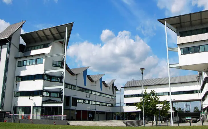 https://ednext.studytours.it/media/752046/dockland-college-struttura-regno-unito-vacanze-studio-allestero.webp