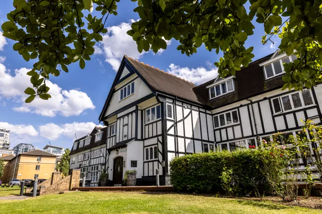 https://ednext.studytours.it/media/752055/edificio-royalty-colindale-regno-unito-vacanze-studio-allestero.webp
