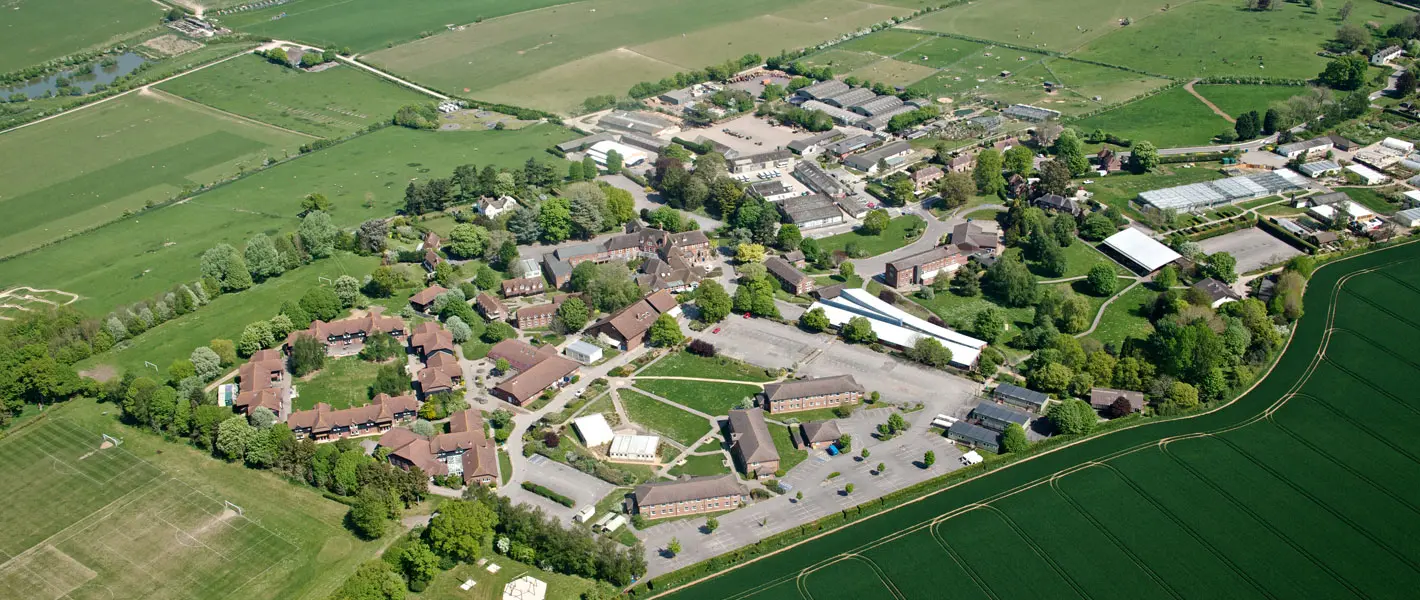 https://ednext.studytours.it/media/752067/ampio-campo-verde-regno-unito-vacanze-studio-allestero.webp