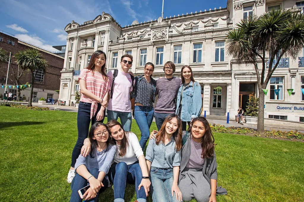 https://ednext.studytours.it/media/769706/studenti-prato-queen-mary-regno-unito-vacanze-studio-allestero.webp